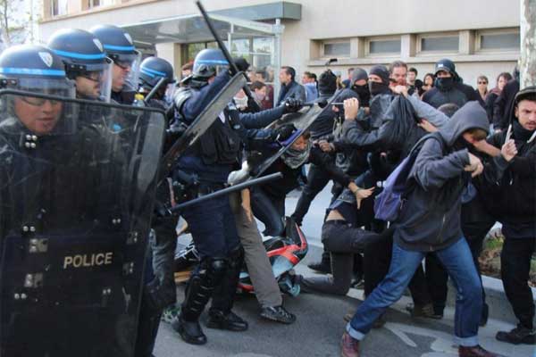 Paris'teki protestolarda çatışma!