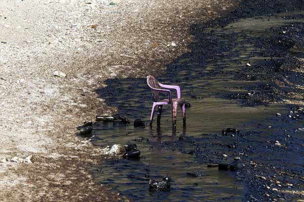 Yunan adasında sahil siyaha büründü