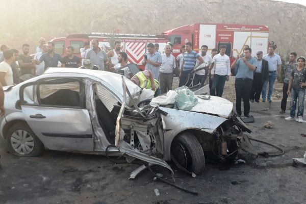 Kahramanmaraş'ta hurdaya dönen otomobilden sürücüsü sağ çıktı