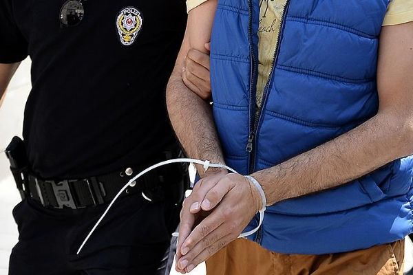 Adana'da terör örgütü PKK zanlısı havalimanında yakalandı
