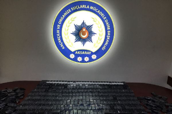 Otomobilin yakıt deposundan 500 adet kaçak cep telefonu çıktı