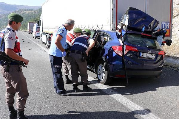 Ankara'da otomobil tıra çarptı: 3 ölü