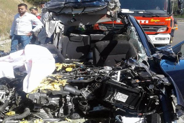Ankara'da otomobil tıra çarptı: 5 ölü