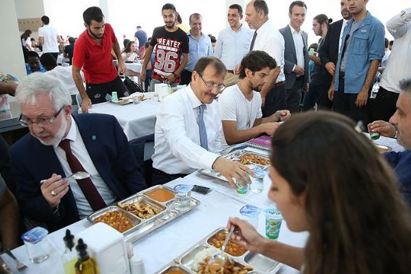 Başbakan Yardımcısı Hakan Çavuşoğlu öğrencilerle yemek yedi