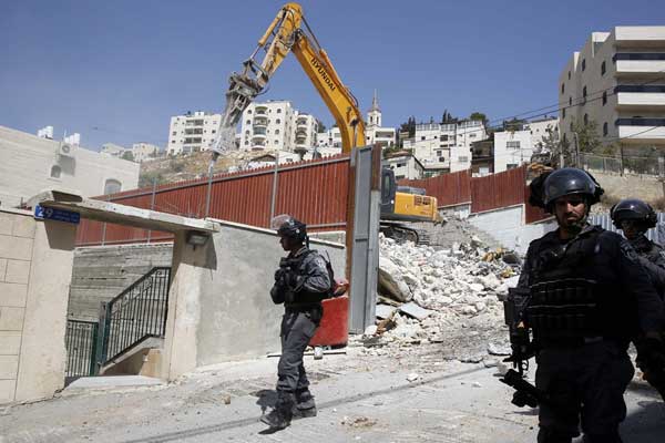 İsrail Filistinlilere ait binayı yıktı!