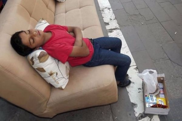 Mendil satan Suriyeli çocuk hayatın yorgunluğuna dayanamayıp uyuyakaldı
