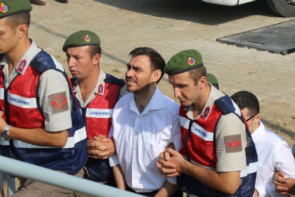 Darbeci hainler duruşmaya gülerek geldi