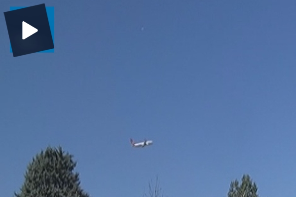 Uçaklar yoğunluktan adeta üst üste uçuyor