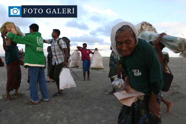 İHH ekipleri Shah Porir Limanında Arakanlı Müslümanları karşılıyor
