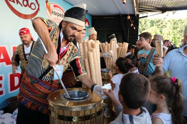 İzmir'de Maraş dondurması çılgınlığı