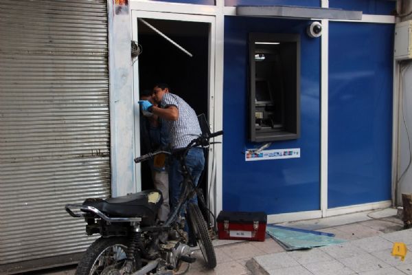 Şanlıurfa'da motosikletle ATM 'ye girdi