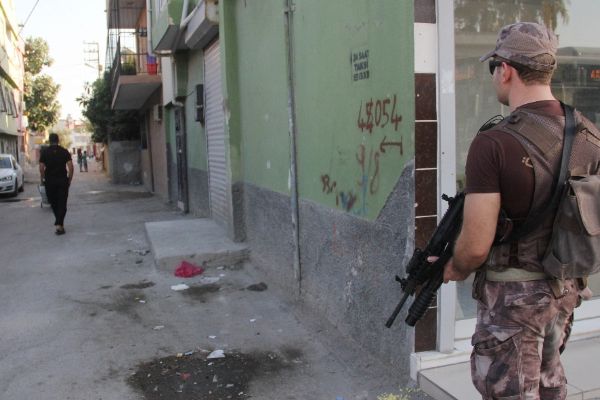 Adana'da silah sesleri uygulama yapan polisi alarma geçirdi