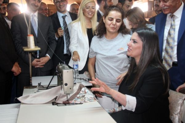 Bakan Sarıeroğlu dikiş makinesinin başına geçti