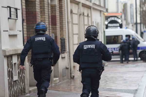 Fransa'da devriye gezen askerlere saldırı