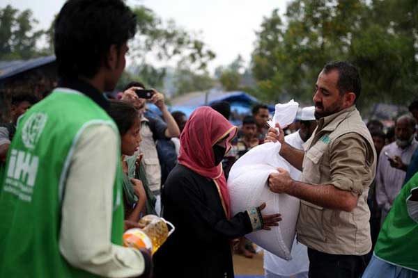 80 bin Arakanlı'ya acil yardım ulaştırıldı