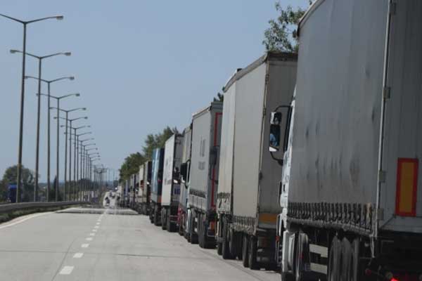 Kapıkule'de 11 kilometrelik tır kuyruğu