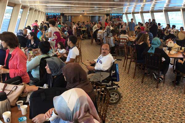 Üsküdar Belediyesi engelli vatandaşları boğaz turuna çıkardı