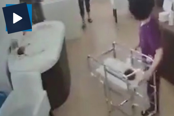 Pusetle oynayan hemşire bebeği düşürdü!