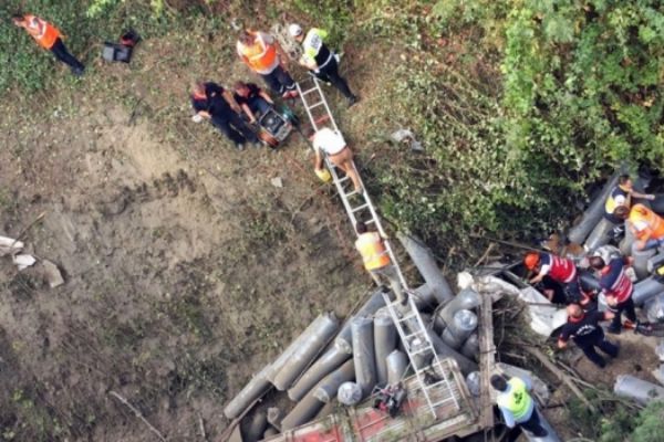 TEM'de kamyon 15 metreden düştü: 1 kişi yaralandı