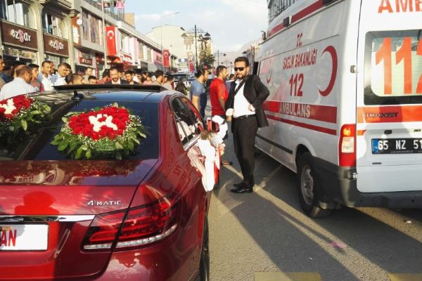 Van'da gelin arabası kadın yayaya çarptı