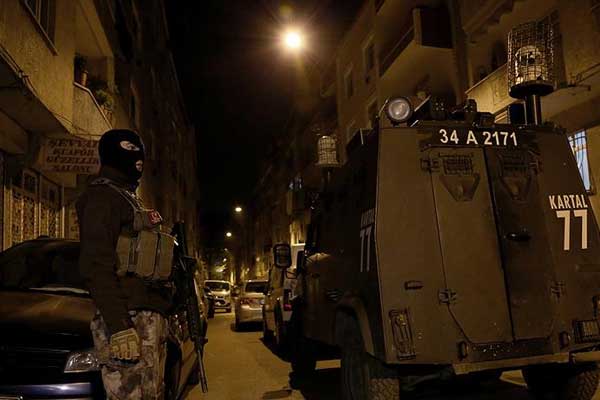 İstanbul'da IŞİD'e ait 15 adrese baskın