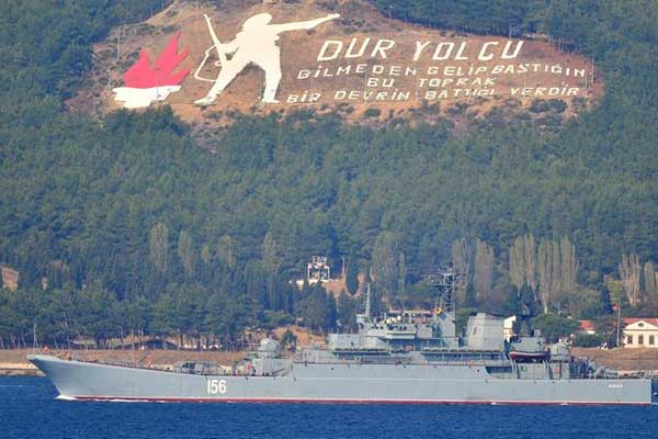Rus askeri gemisi Çanakkale Boğazı'ndan geçti