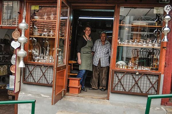 Saraybosnalı baba-kız bakırcılık geleneğini sürdürüyor
