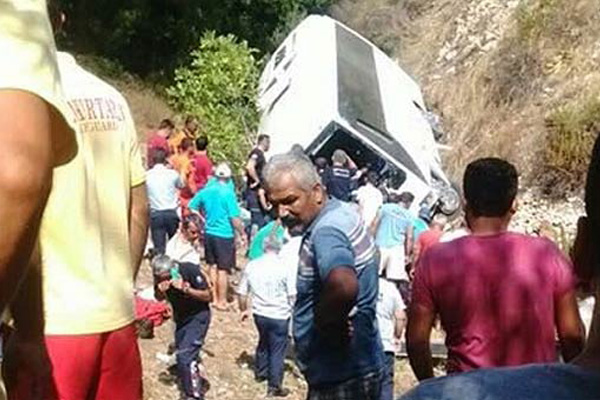 Antalya'da tur otobüsü şarampole uçtu