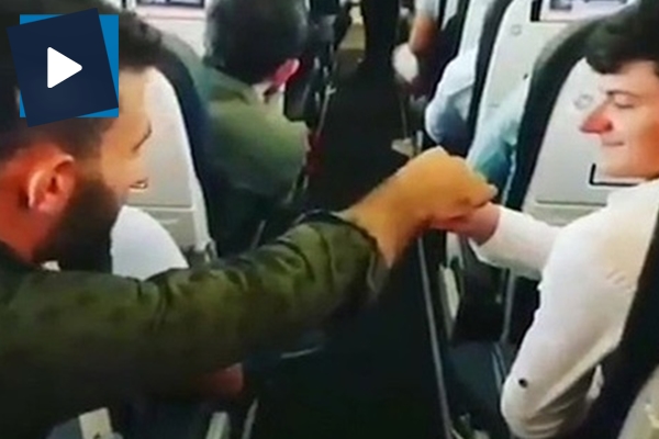 Pilota elden ele bilet parası gönderdiler