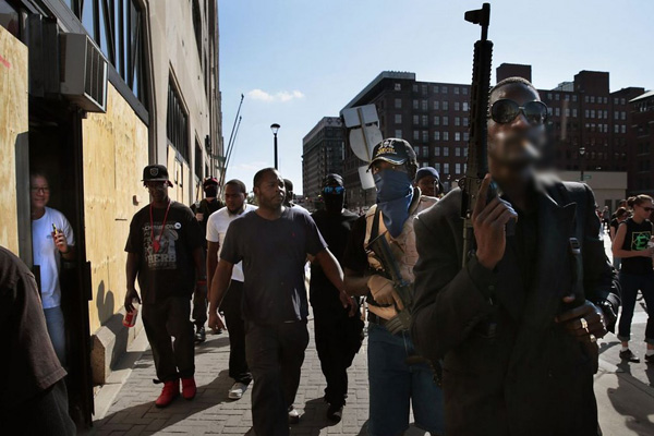 ABD'de siyahiler silahlarla sokaklara döküldü