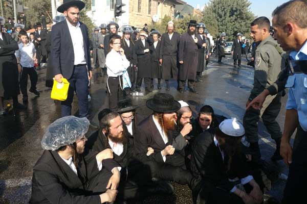 Ultra-Ortodoks Yahudiler polisle çatıştı