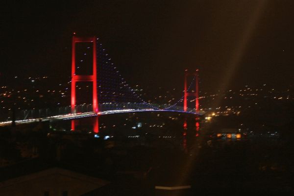 15 Temmuz Şehitler Köprüsü Şampiyon Slovenya'nın renkleriyle ışıklandırıldı