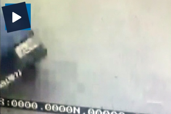 Otomobille halk otobüsünün kafa kafaya çarpıştığı an kamerada