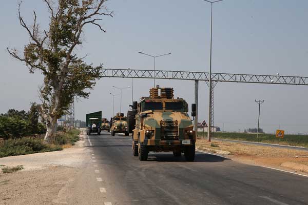 Suriye sınırına askeri sevkiyat sürüyor