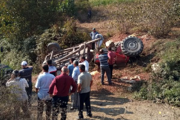 Fındık yüklü traktör devrildi: 2 kişi öldü