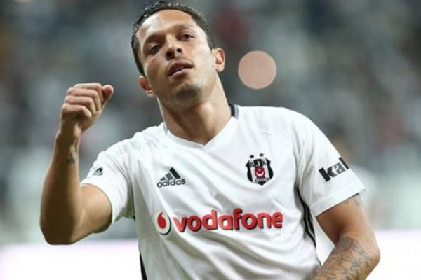 Beşiktaş'ın Brezilyalı sol beki Adriano sakatlandı