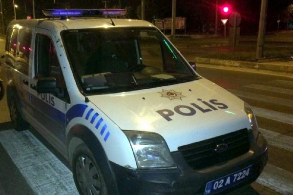 Adıyaman'da kendisini durdurmak isteyen polis aracına çarparak kaçtı