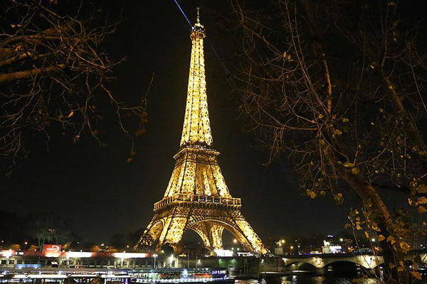 Eyfel Kulesi'nin etrafına kurşun geçirmez cam