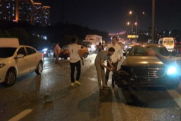TEM'i kilitleyen zincirleme kaza: 5 kişi yaralandı