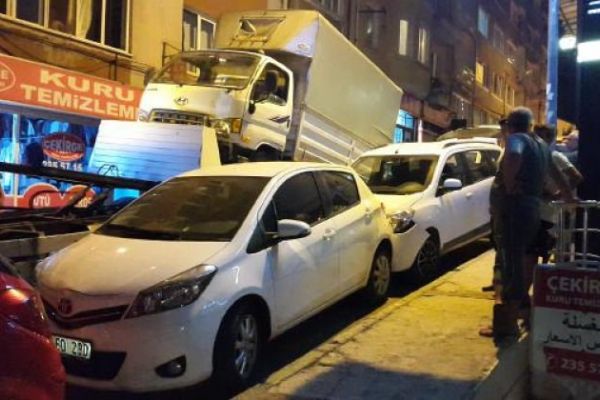 Bursa'da freni boşalan kamyonet dehşet saçtı