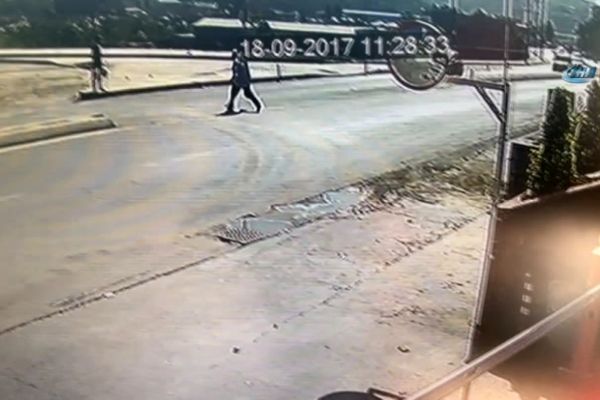 Kağıthane'de  karşıya geçmeye çalışan adam metrelerce havaya uçtu