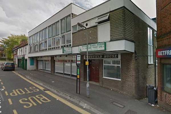 İngiltere'de polis camiye ayakkabıyla girdi!