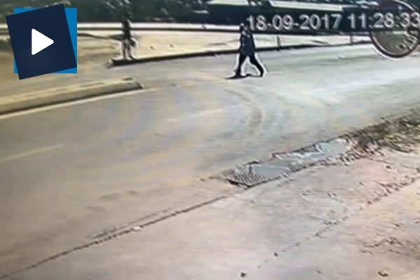 Yayanın metrelerce havaya uçtuğu kaza kamerada