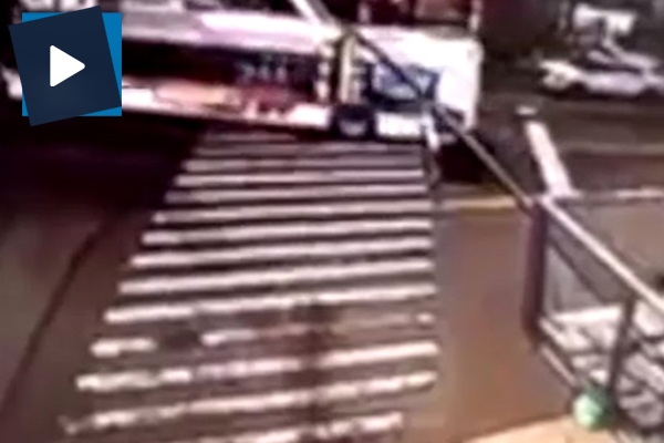 ABD'de otobüs otobüse çarptı!