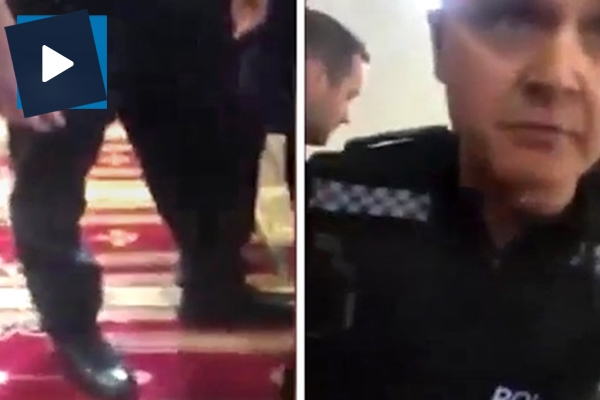 Camiye ayakkabıyla giren İngiliz polisi cemaati öfkelendirdi