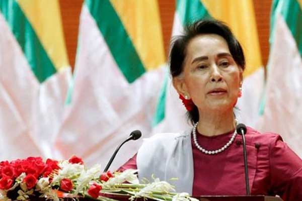 Myanmar lideri Arakan'daki 'insan hakları ihlallerini' kınadı