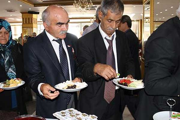 Protokole garson, gazilere self servis