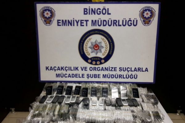 Bingöl'de arabadan 830 adet kaçak telefon çıktı