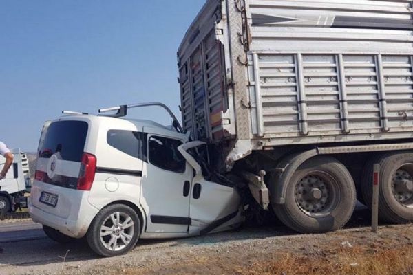 Kamyonet yol kenarındaki tıra çarptı: 3 kişi öldü