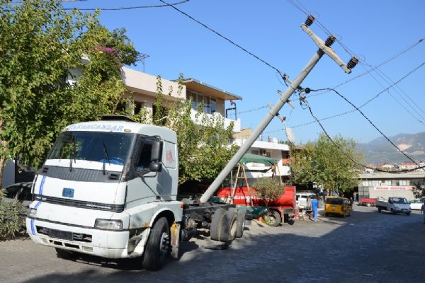 Muğla'da kamyon elektrik direğini yıktı: Sanayi sitesi elektriksiz kaldı
